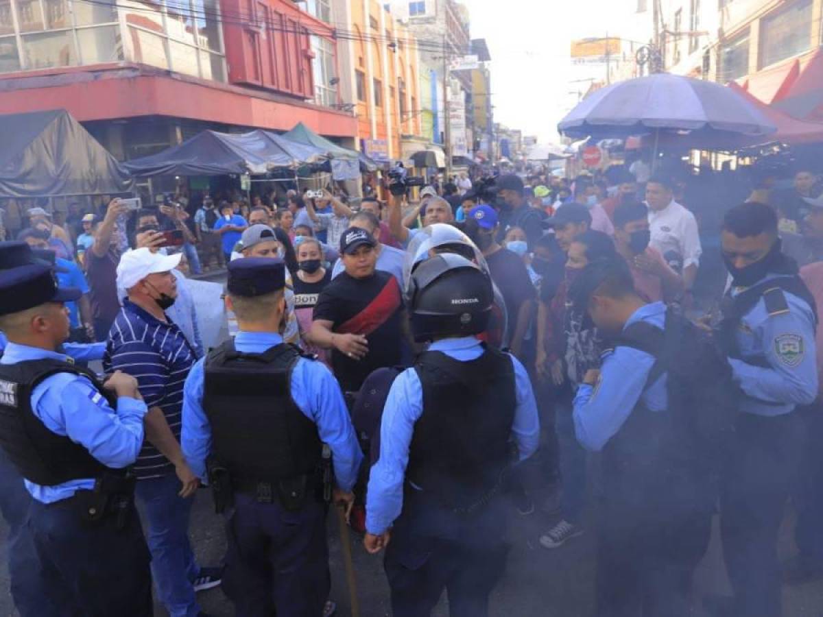 Los manifestantes cerraron negocios y prendieron fuego a llantas, en contra de la decisión de ser desalojados.