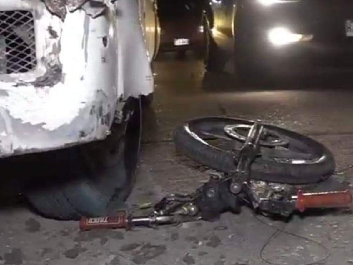 Menor de 16 años muere tras impactar su motocicleta contra un bus en San Pedro Sula