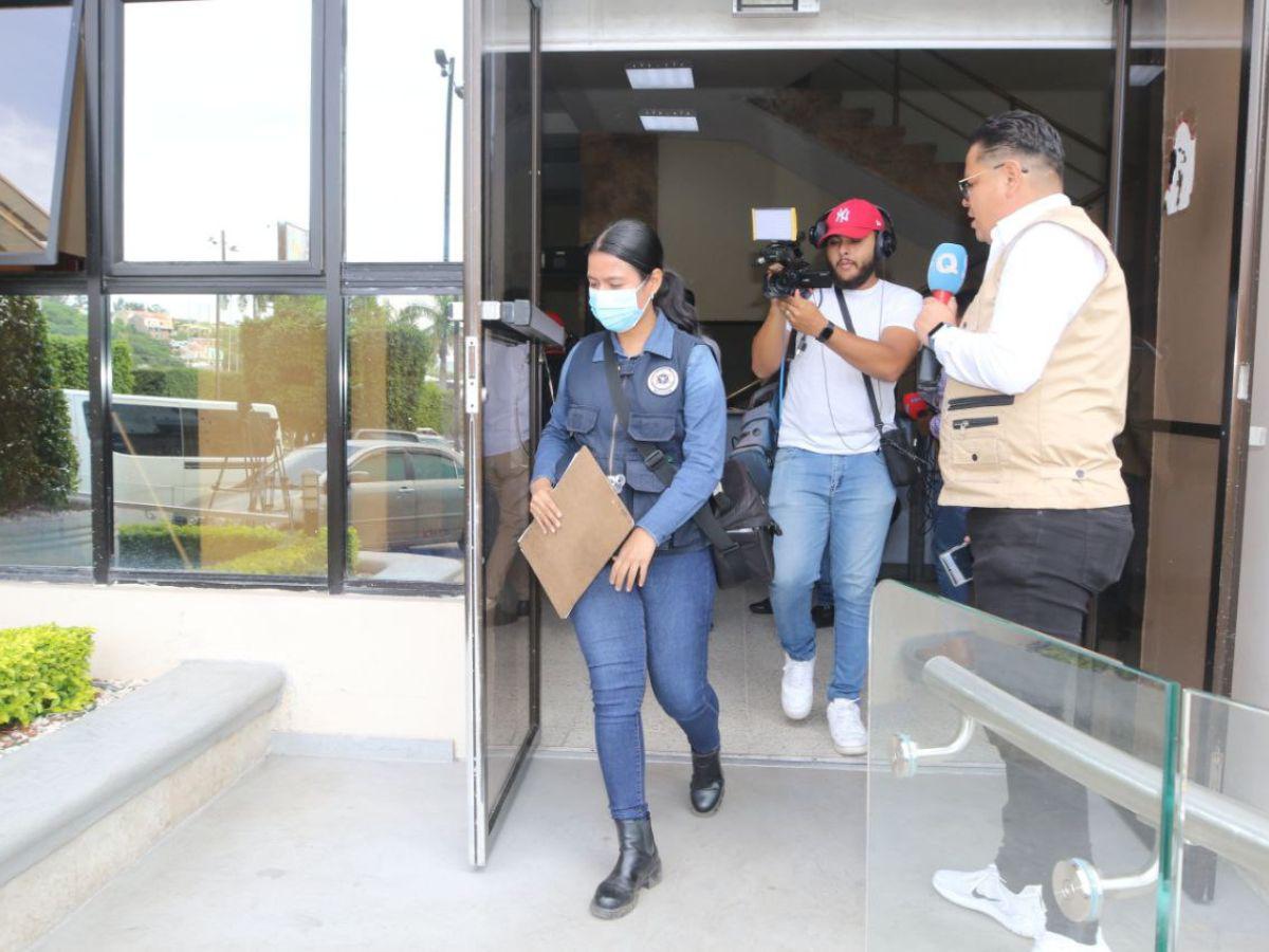 Momento en que la DPI y el MP secuestraron documentos del Tribunal de Justicia Electoral