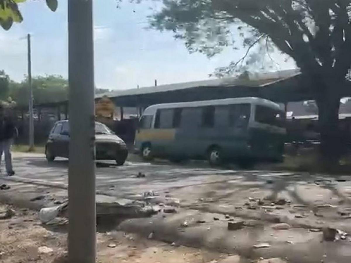 La caótica escena que dejó la colisión de un bus contra varios vehículos en Guaimaca