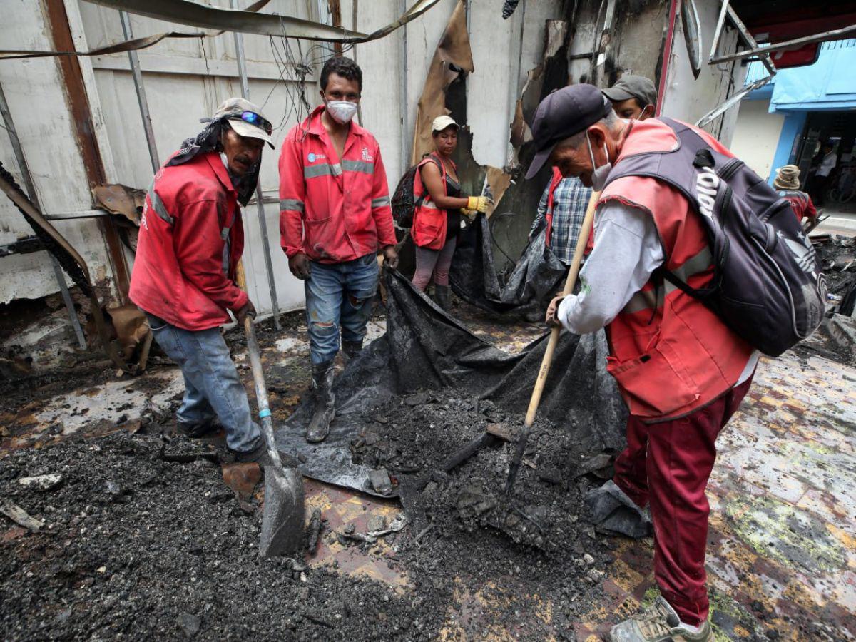 Solo cenizas y escombros: Así quedaron locales tras incendio en el centro de Tegucigalpa