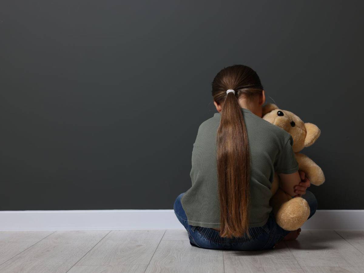 Acusan a maestra de guardería en Nueva York de agredir a menores