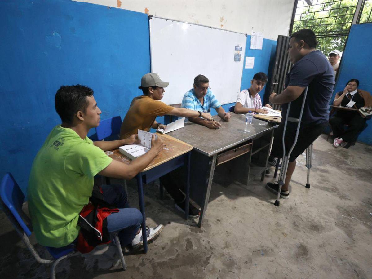 Ecuador vota hoy entre palmas, estado de excepción y ley seca