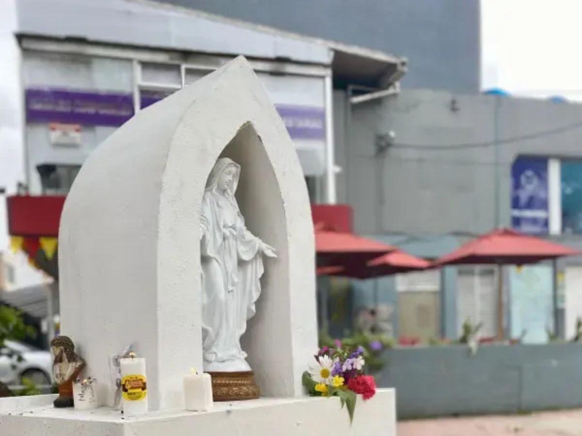 Flores, velas y unidad: Bogotá rinde homenaje a Miguel Uribe Turbay