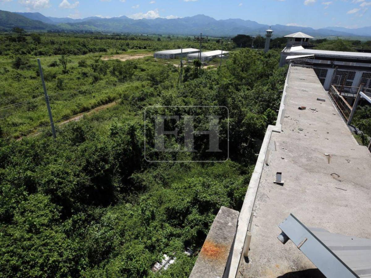 Maleza, techos dañados y módulos inconclusos: el abandono de la cárcel de Naco