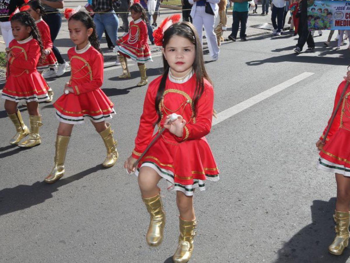 Palillonas y pomponeras de prebásica deslumbran en los desfiles patrios en Tegucigalpa