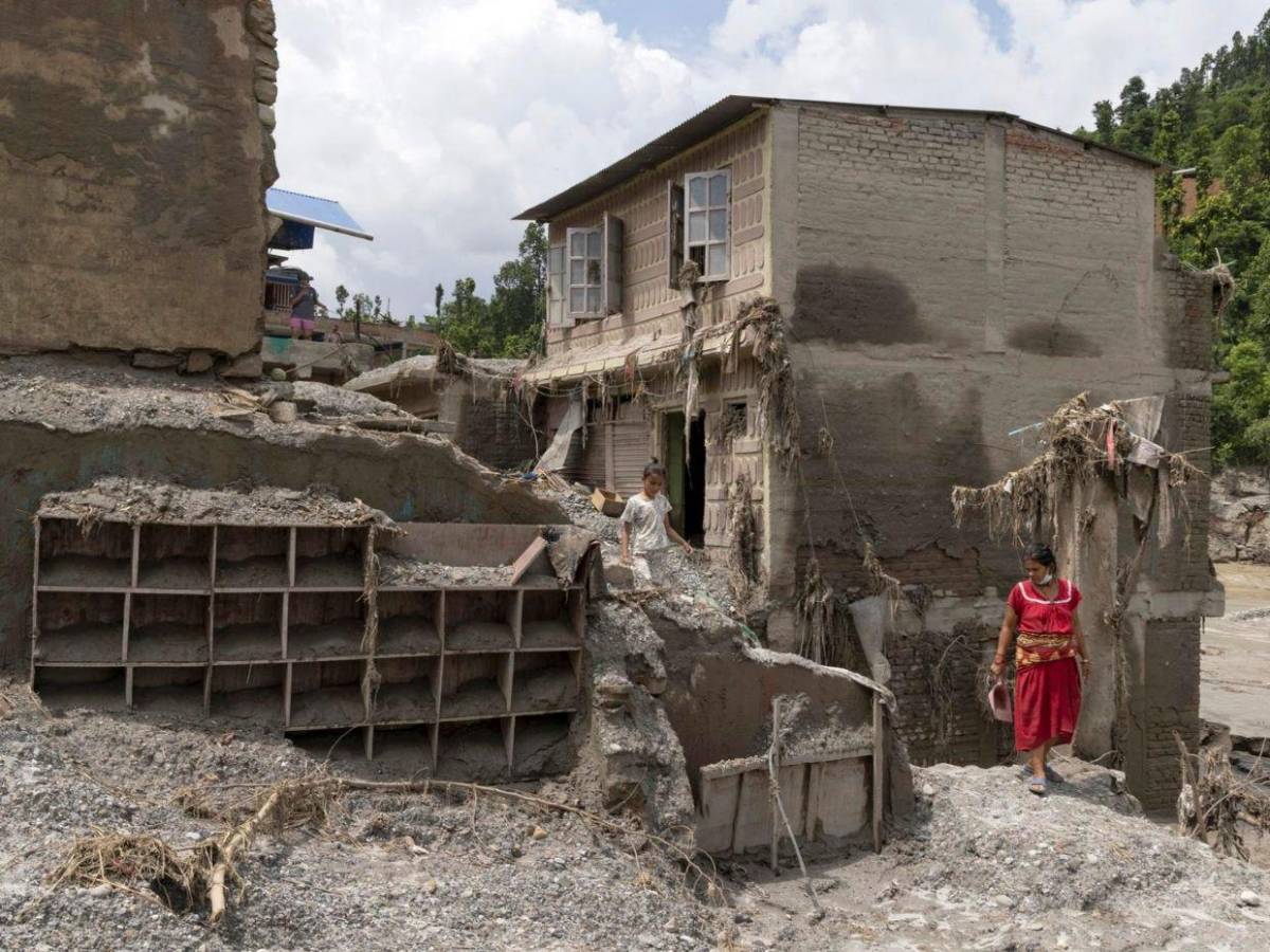 Destrucción en Nepal: riada suma más de 800 muertos y llegan rescatistas internacionales