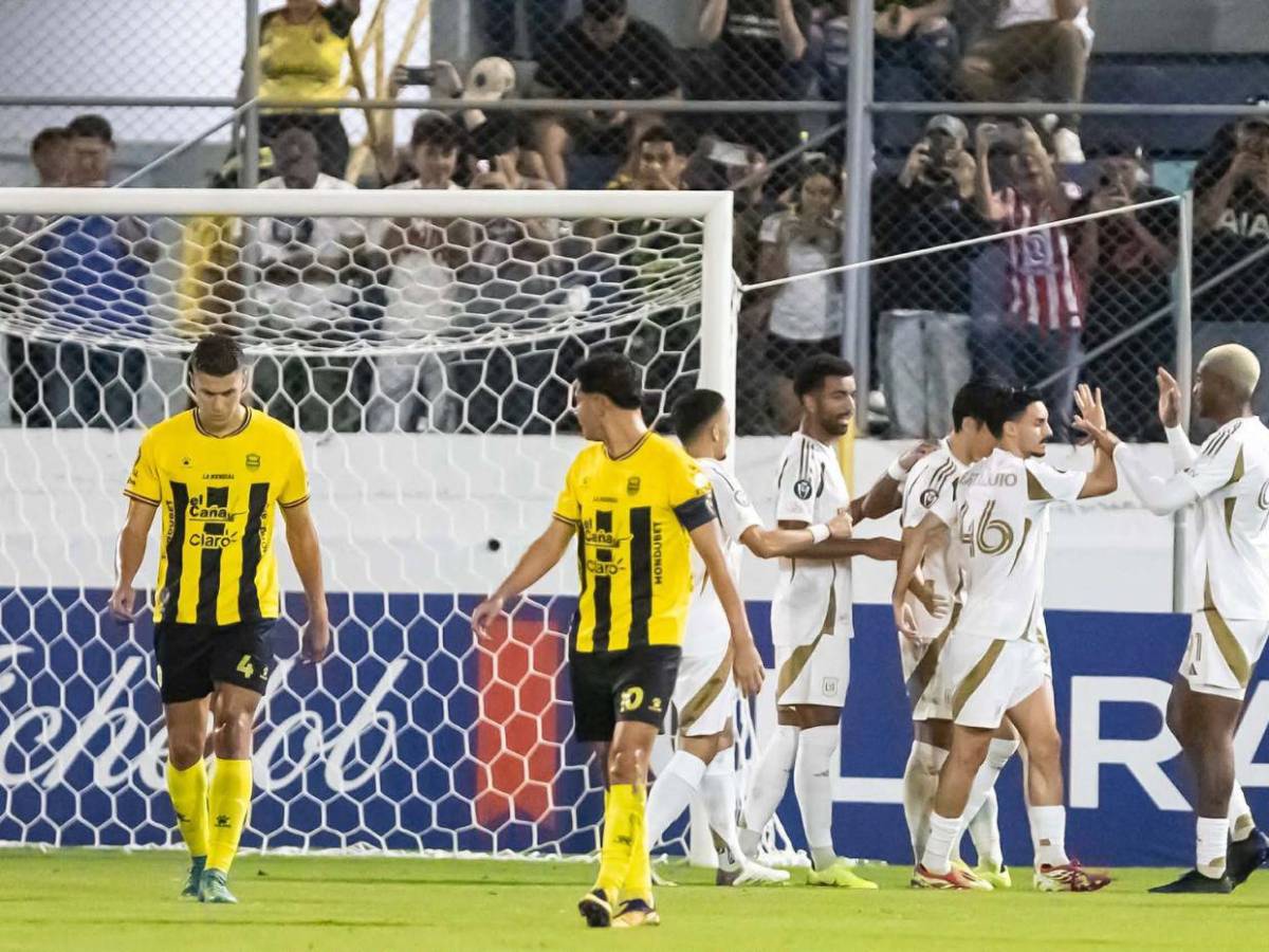Caras tristes y desconsuelo en los jugadores de Real España en la goleada ante LAFC