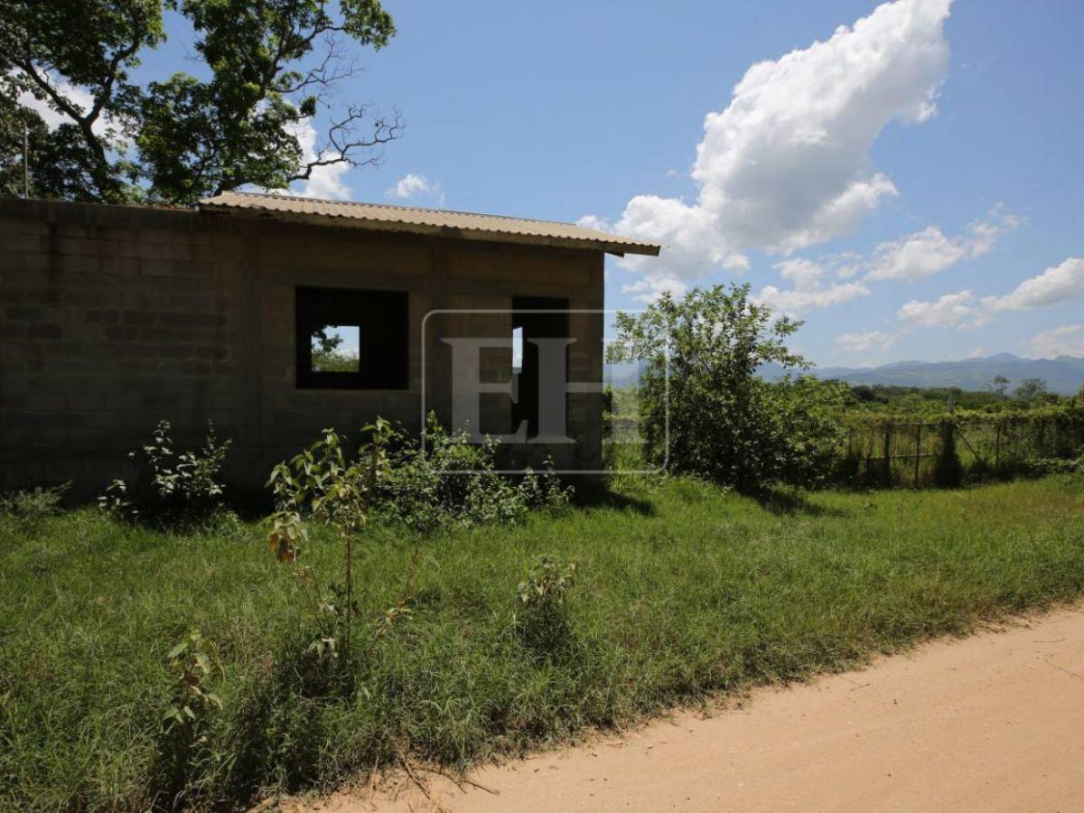 Maleza, techos dañados y módulos inconclusos: el abandono de la cárcel de Naco