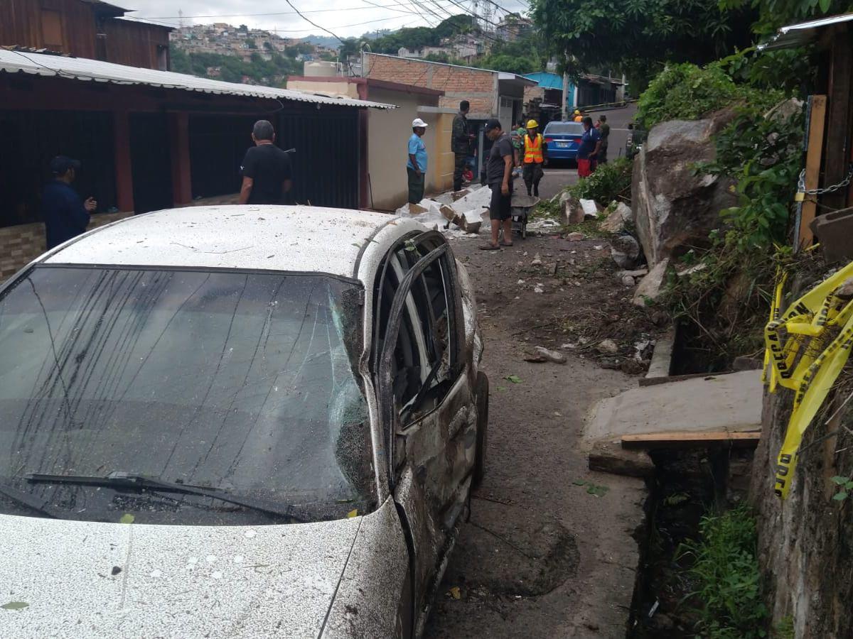 Desprendimiento de rocas en Comayagüela deja vehículo destruido y obliga al cierre de calle