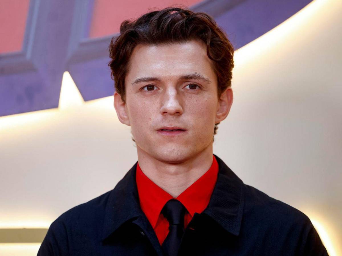 Tom Holland coquetea con la idea de ser James Bond