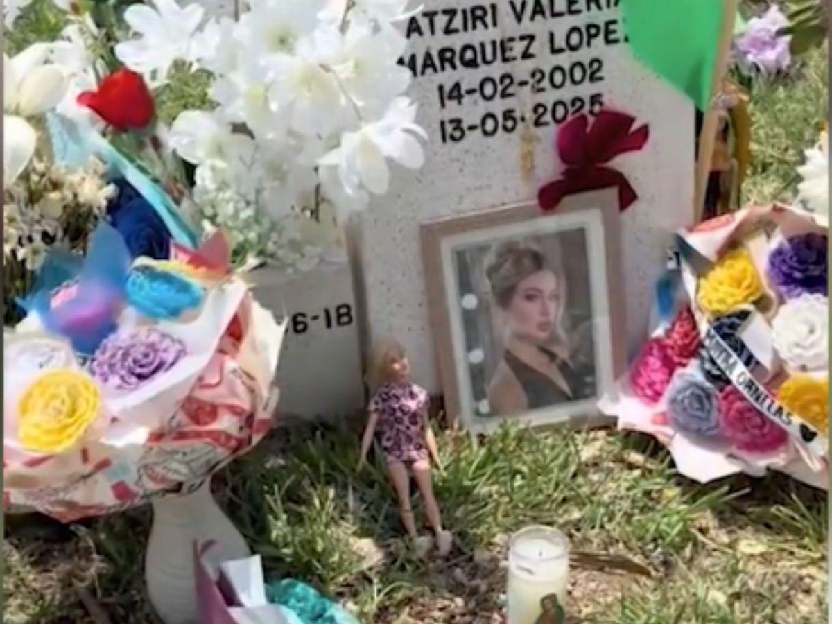 Con flores, maquillaje y muñecas: así luce la tumba de Valeria Márquez en México