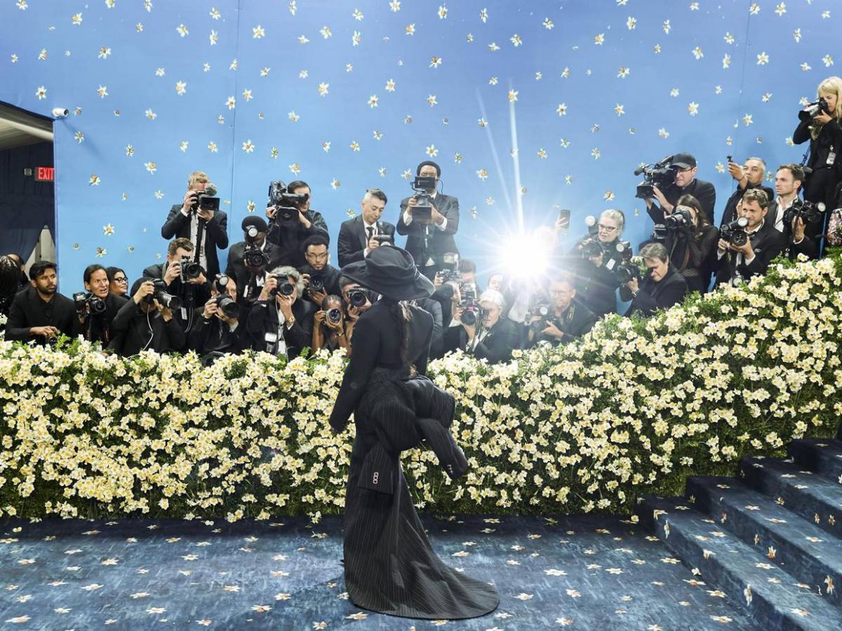 Rihanna anuncia su tercer embarazo en la Met Gala con un look inolvidable