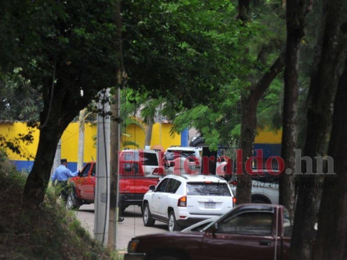 Agentes de Fuerzas Especiales de la Policía Nacional custodian el ingreso y perímetros de la DNFE. (3) A las 2:41 de la tarde del martes, la familia del exmandatario Hernández salió de la sede policial.
