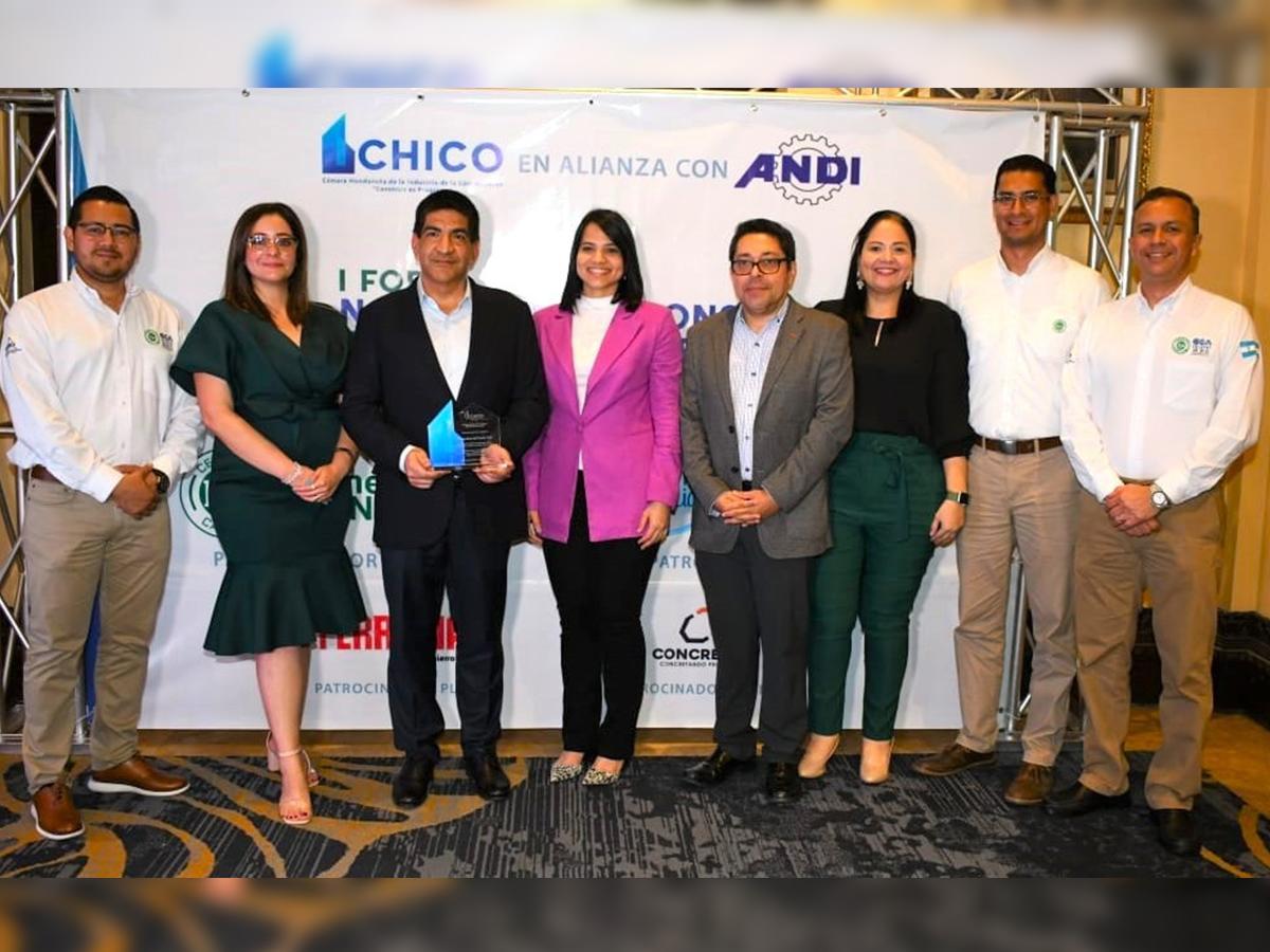 Ejecutivos de Cementos del Norte S.A, patrocinador del I Foro “Normas para construir con calidad el futuro de Honduras”.