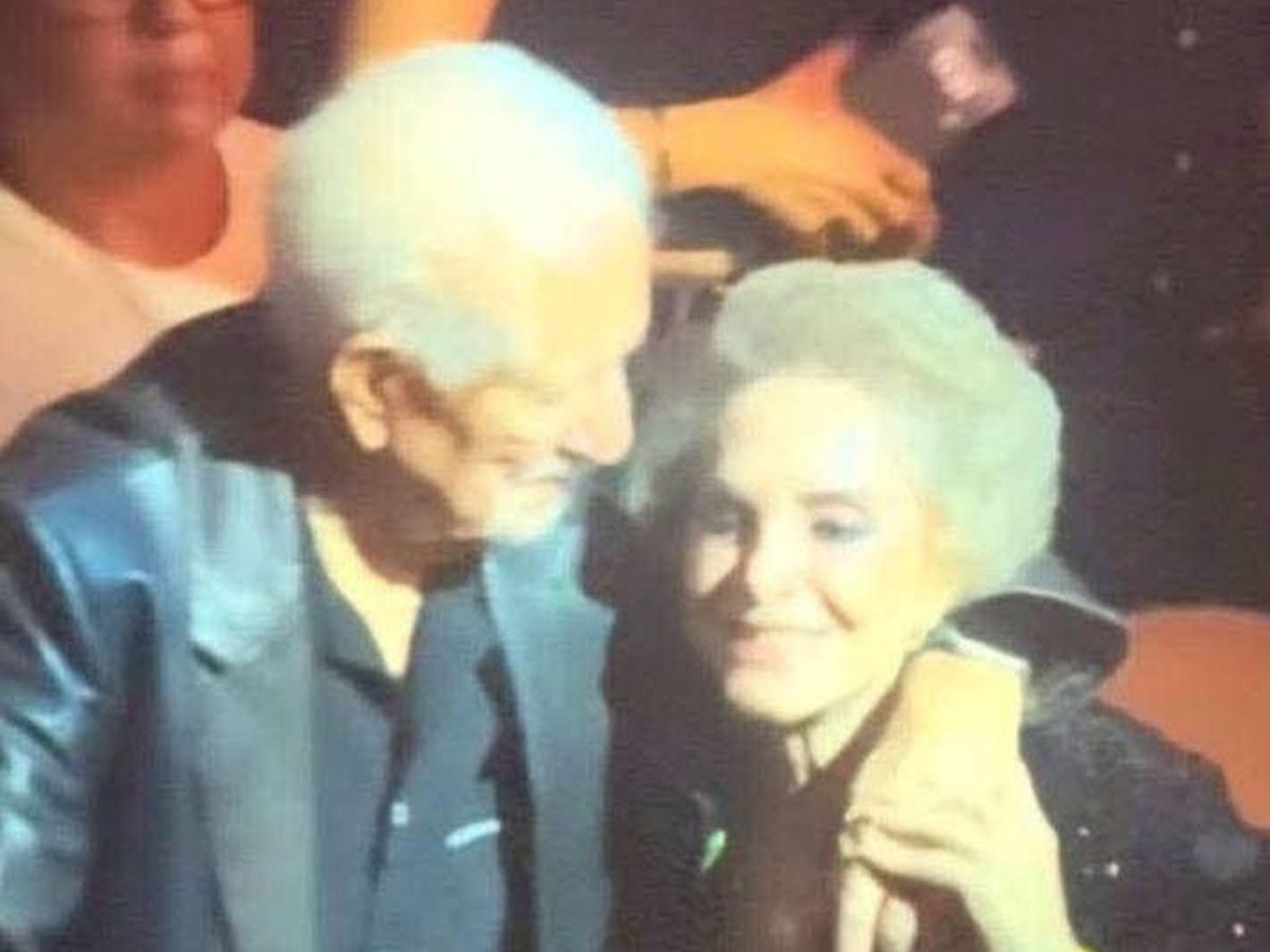 Doña Cuquita, viuda de Vicente Fernández, captada cariñosa con otro hombre en concierto