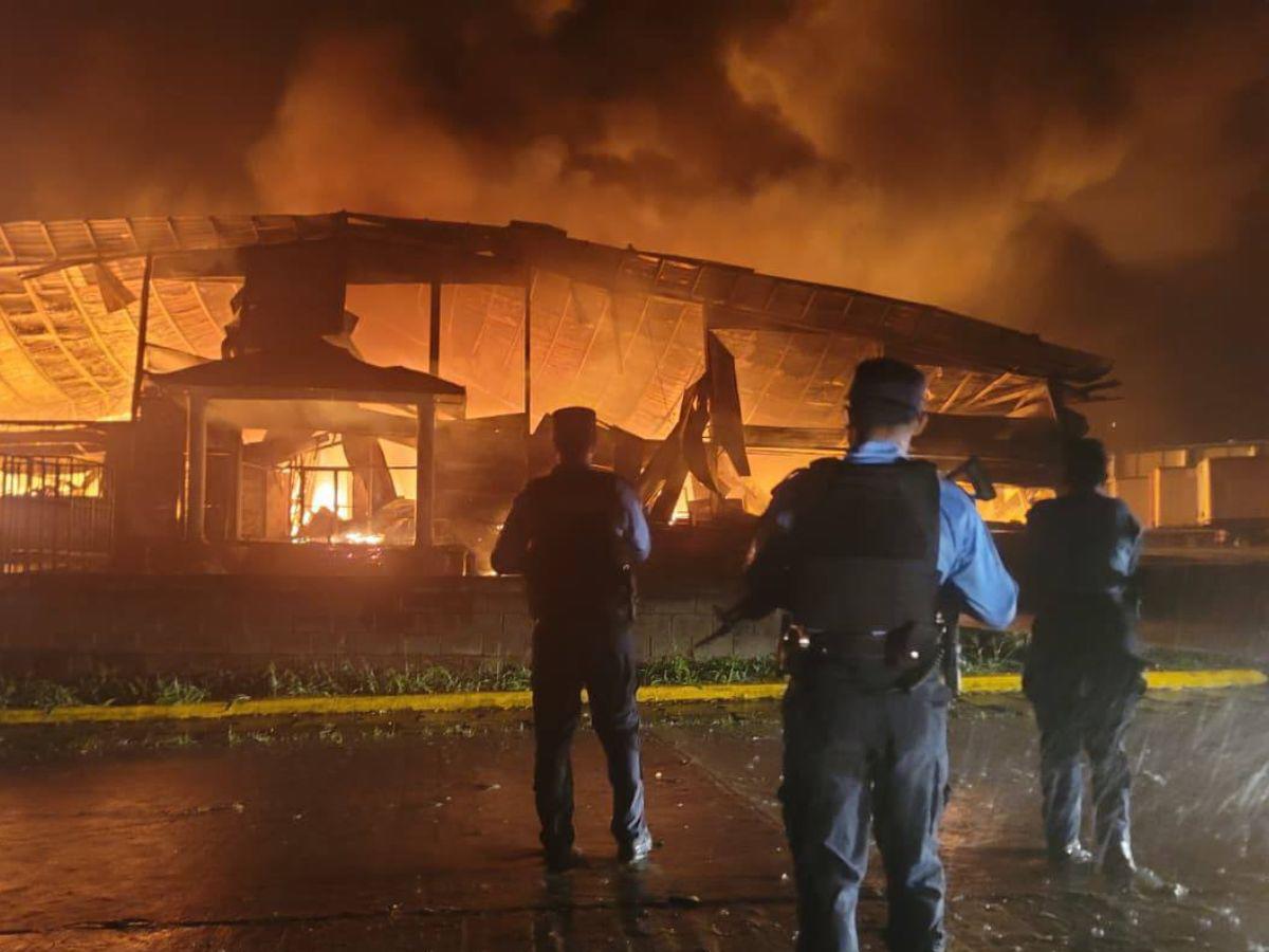 Así fue el voraz incendio que arrasó con una maquila en Cofradía, Cortés