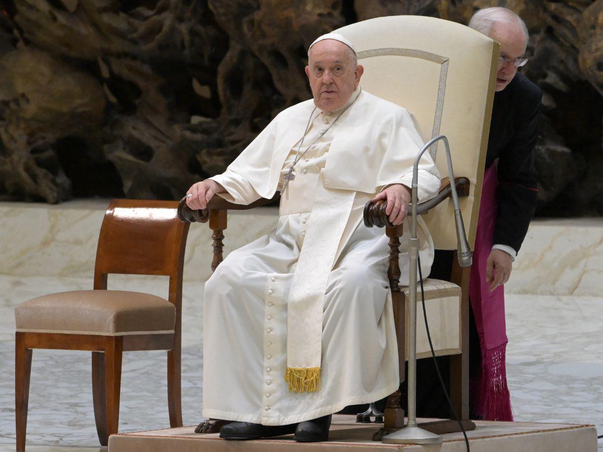 Papa Francisco presenta cansancio y dificultades para respirar por gripe