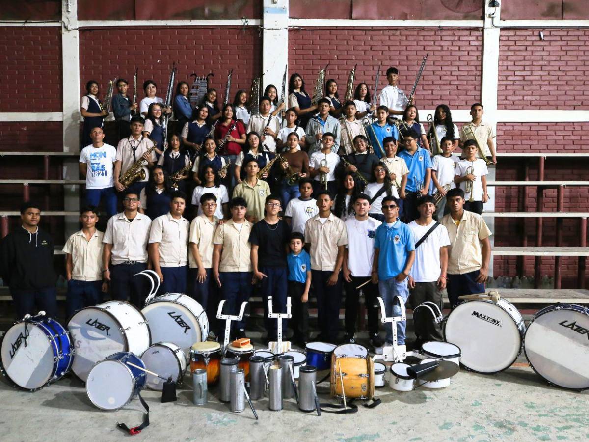 Banda marcial del Instituto Superación San Francisco afina su ritmo para los desfiles patrios