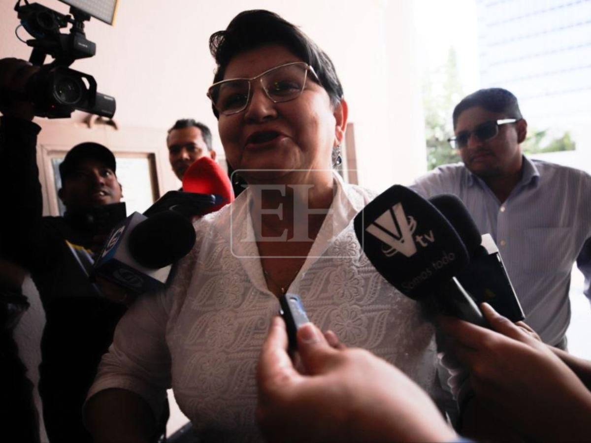 Funcionarios llegan a Casa Presidencial para Consejo de Ministros en medio de controversia por decreto