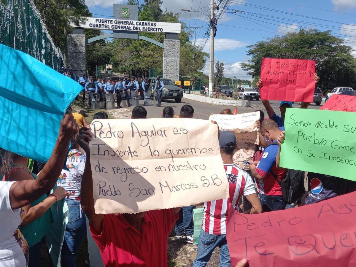 Ciudadanos exigen la liberación del alcalde de San Marcos, Santa Bárbara, durante audiencia inicial