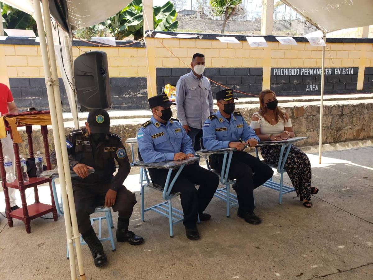 Las autoridades dieron fe de la entrega del mobiliario elaborado por el grupo de privados de libertad.