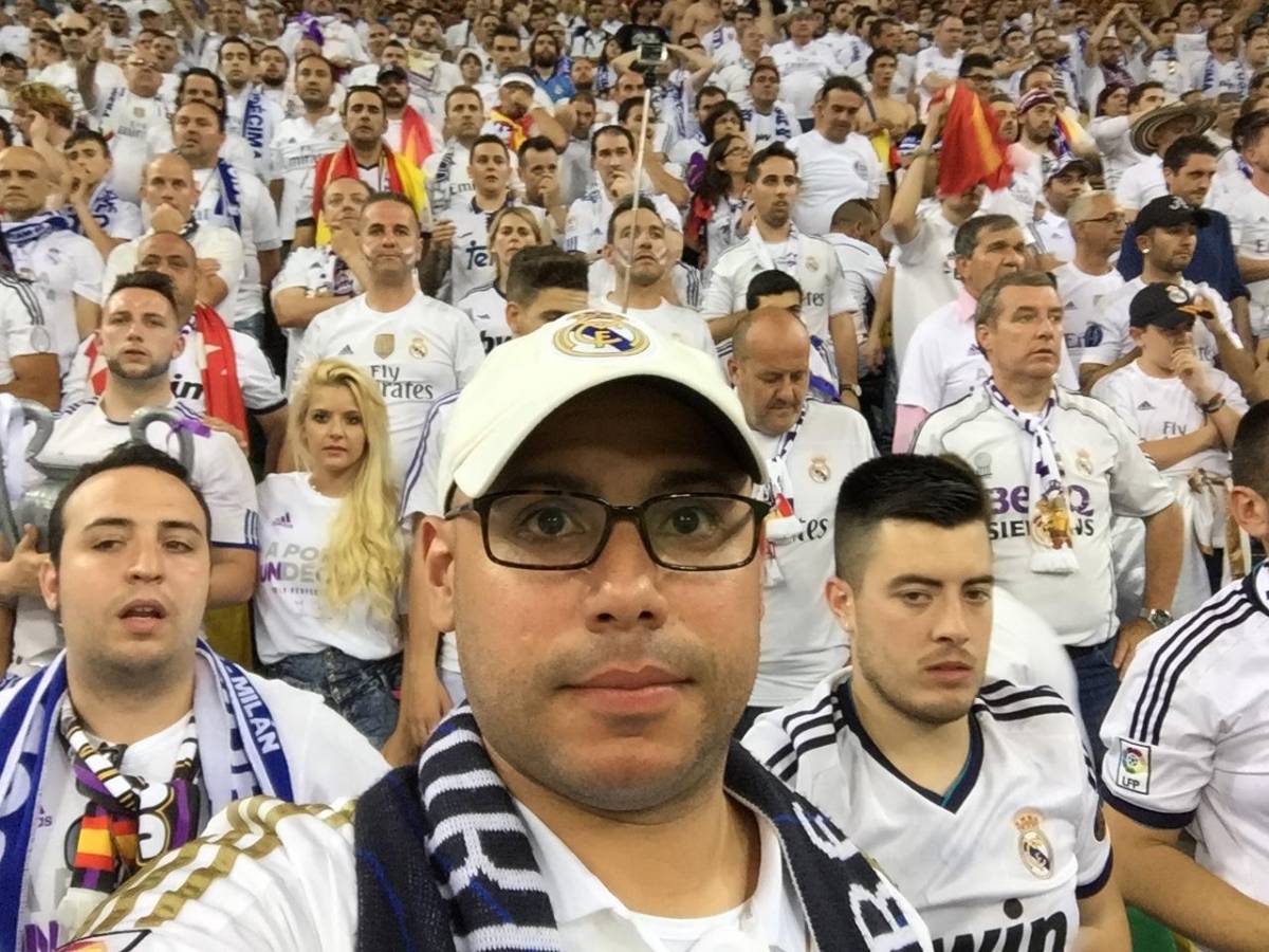 Ramiro Ocasio con la afición del Real Madrid en el estadio.