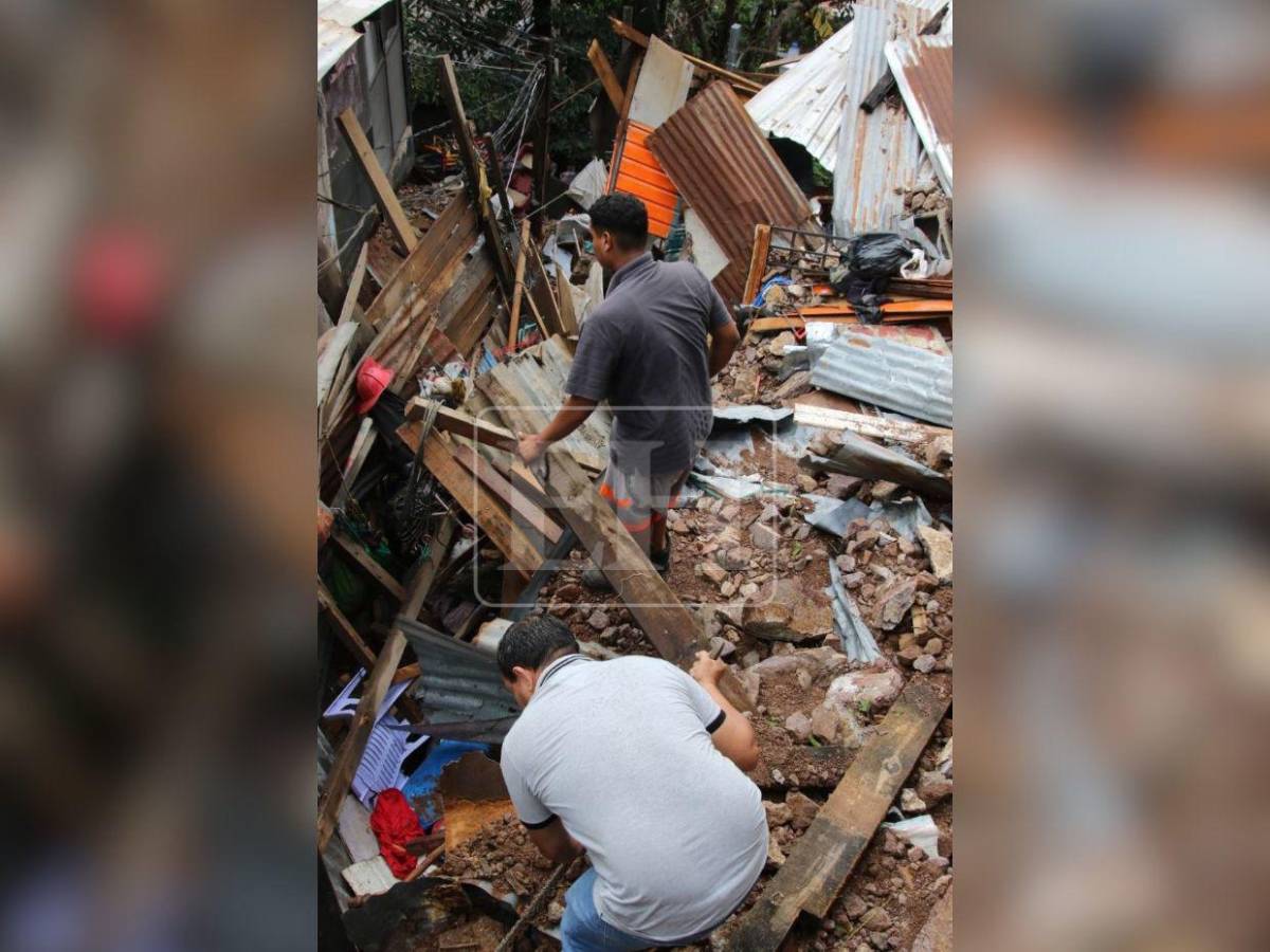 Afectados por deslizamiento en la Villa Unión regresan para conocer daños tras deslizamiento