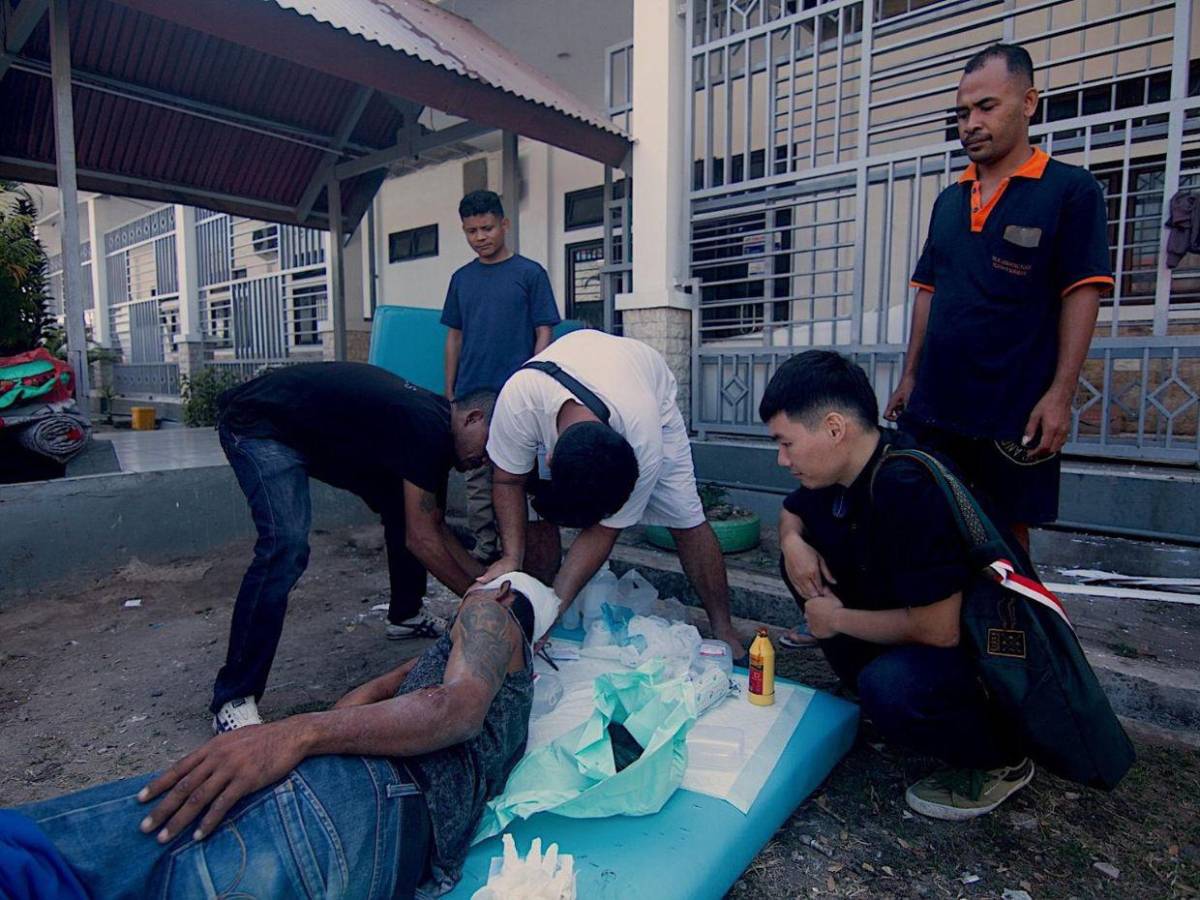 Las impactantes imágenes del terremoto de 7.7 grados que azotó Indonesia