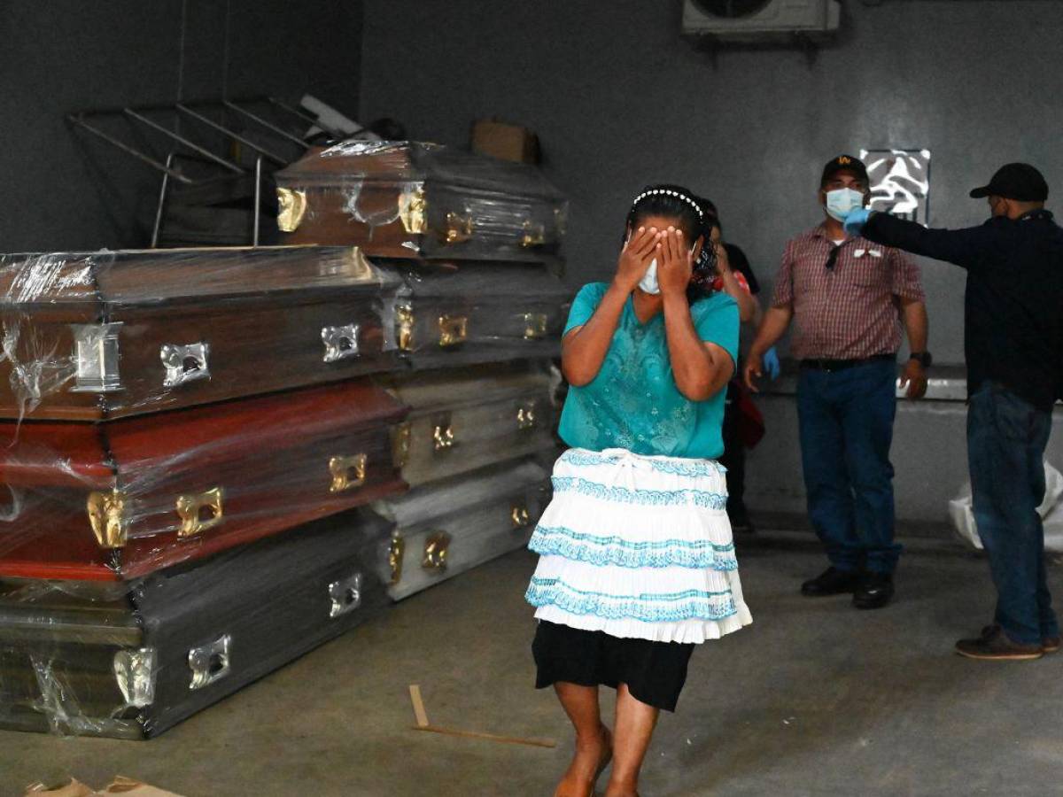 Matanza en PNFAS: Drama y angustia se apodera de familiares mientras esperan entrega de cuerpos en la morgue