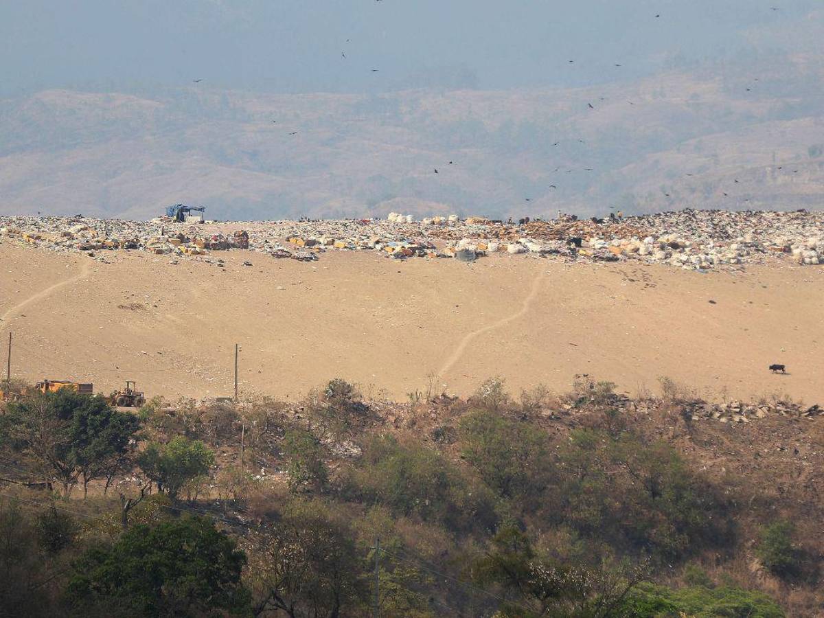 Las montañas de basura compactada y otros desechos generan un eterno hedor.