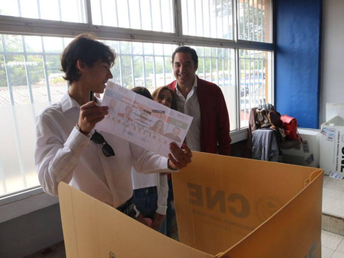 Nieto de la presidenta Xiomara Castro vota por primera vez en las elecciones generales
