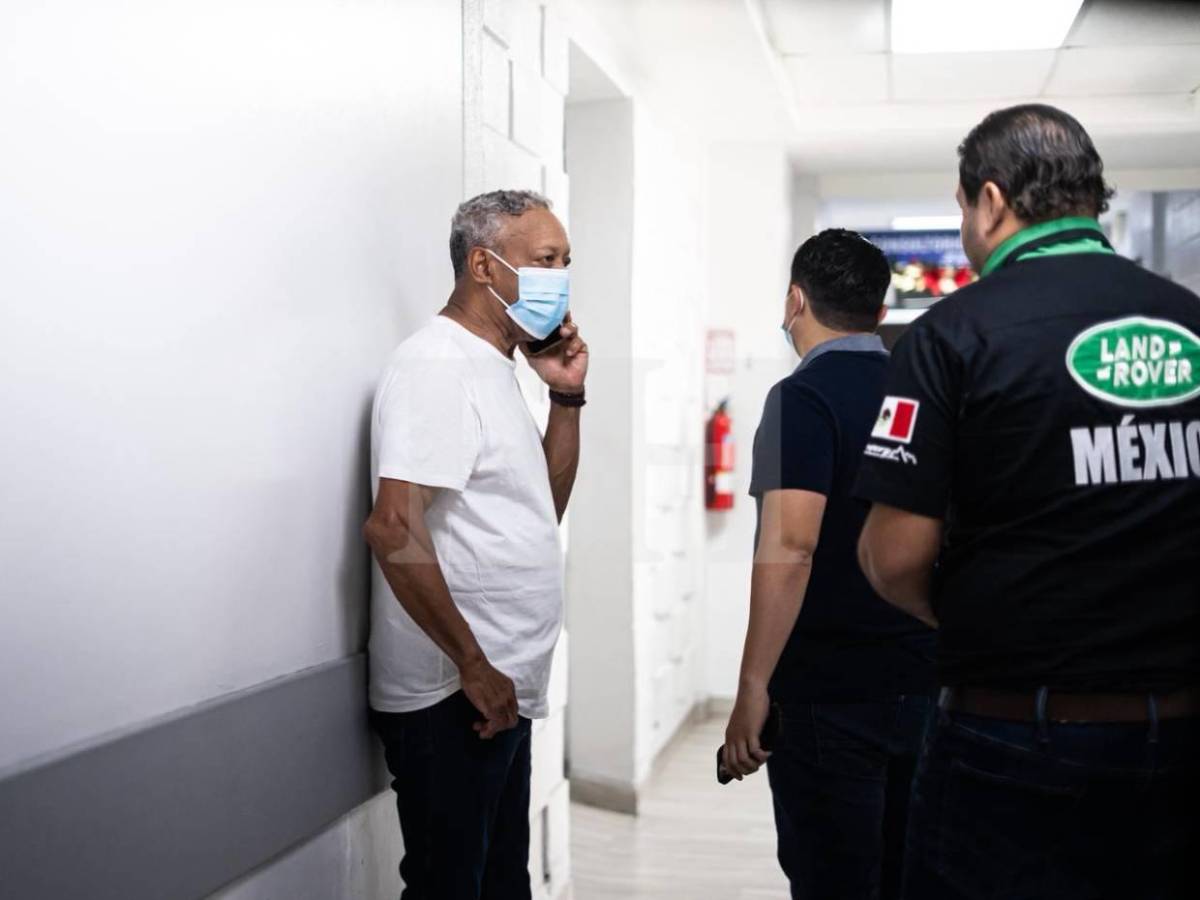 Tristeza y rostros desencajados: Familiares de Orinson Amaya llegan a la clínica donde falleció