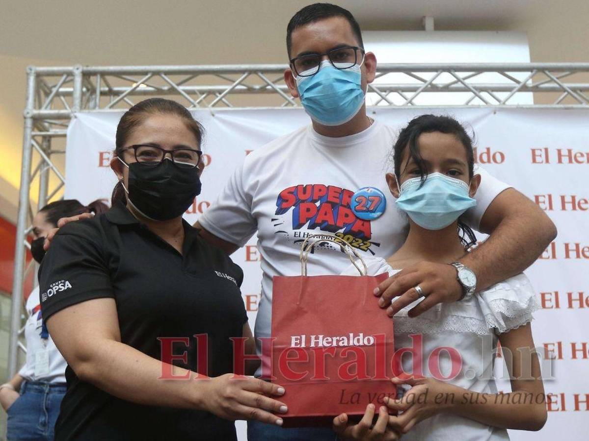 Jorge montoya recibe la capa del súper papá EL HERALDO 2022