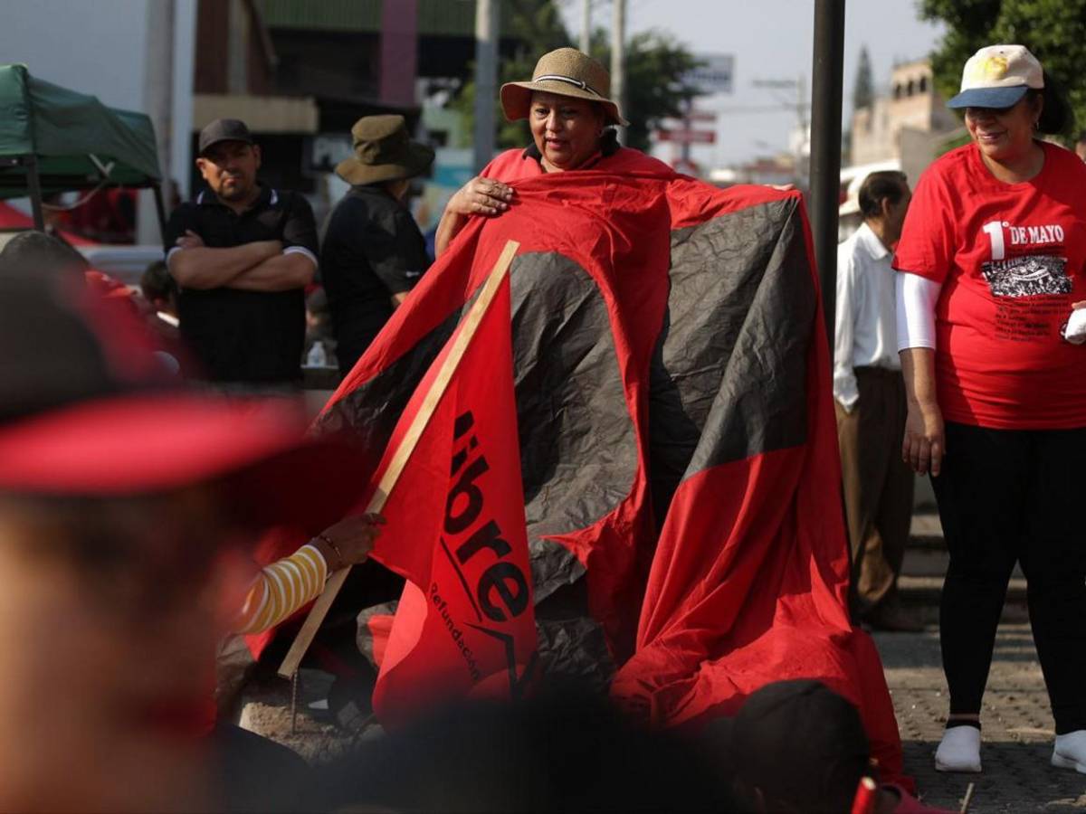 Políticos roban protagonismo a obreros en marcha del Día del Trabajador