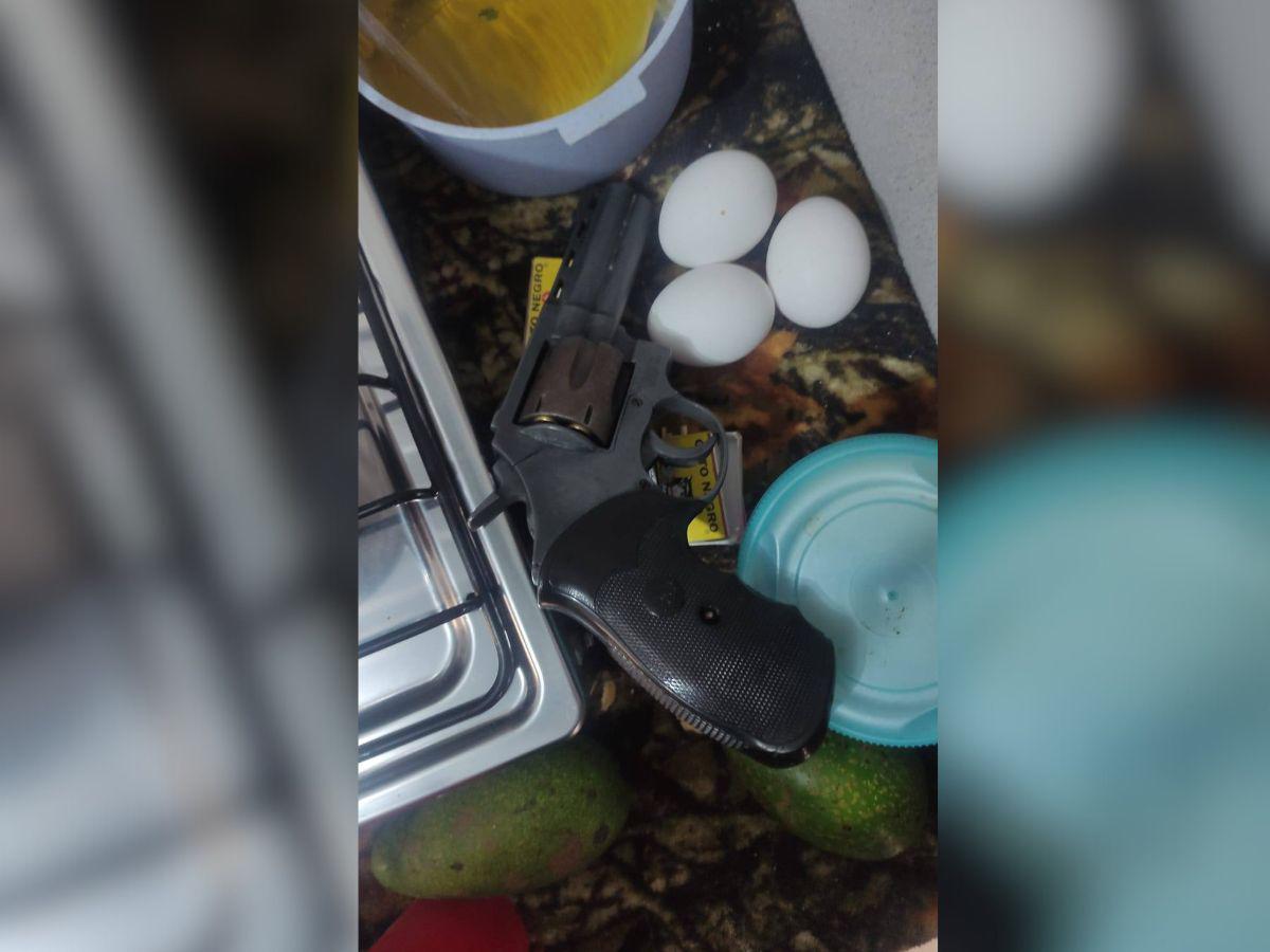 Yuli, agente de policía que fue asesinada en su casa; su pareja huyó