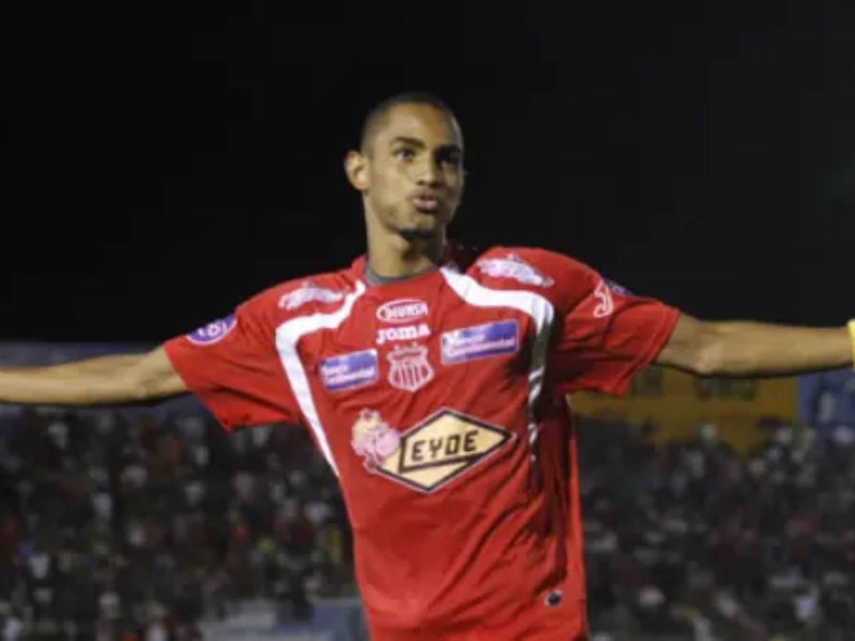 Tiktoker Carlos Eduardo Espina sorprende: La propuesta que hizo en redes para reforzar Victoria