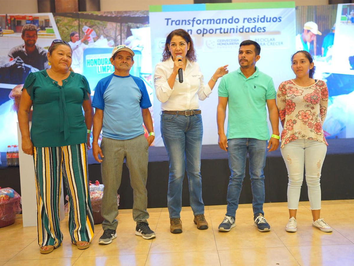 <i>Karla Ávila, presidenta de Fundación Cervecería Hondureña, felicitó a los recolectores por su admirable trabajo en el país.</i>