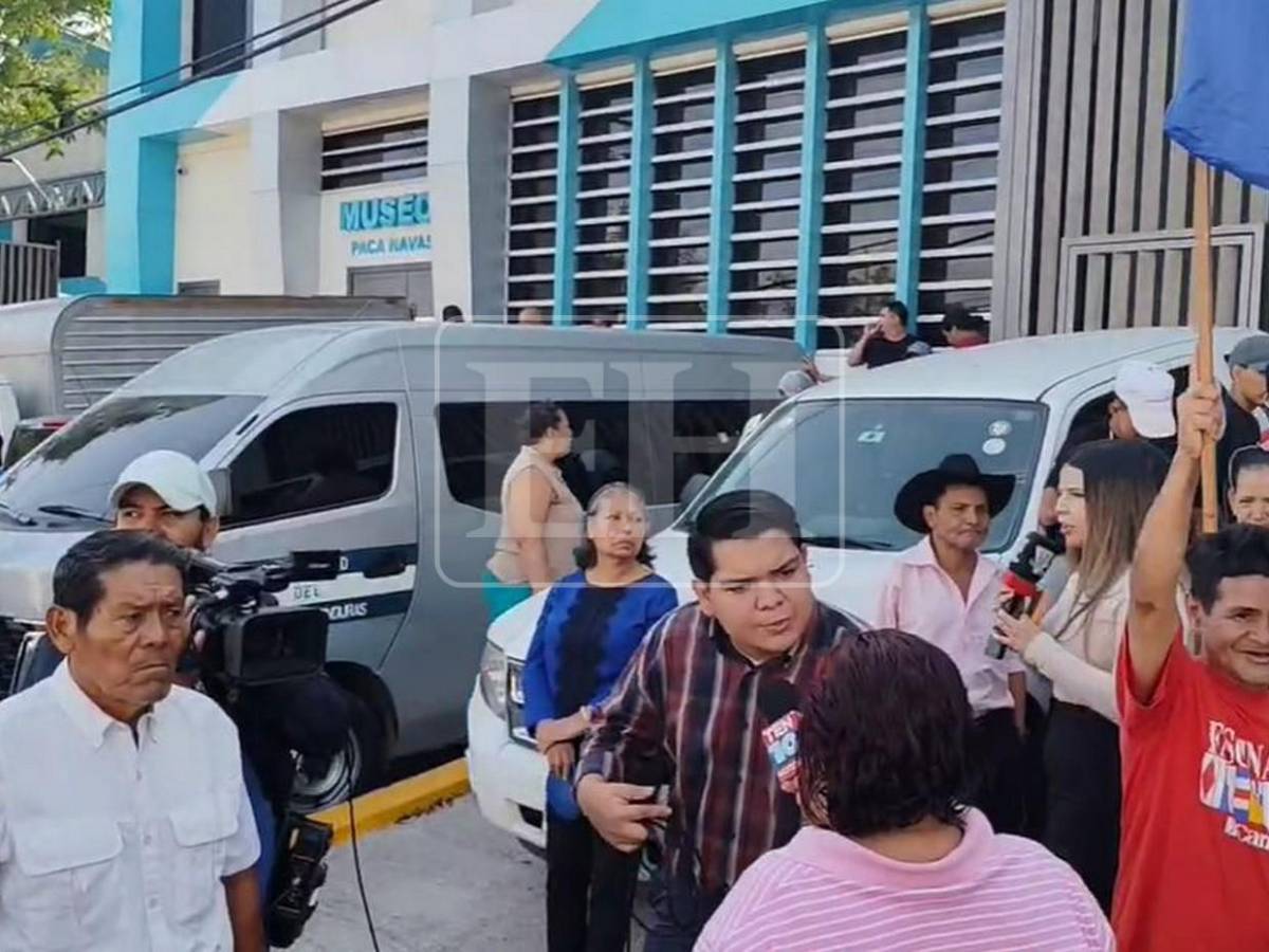Militantes del Partido Nacional llegan a la CSJ a respaldar a Juan Orlando Hernández