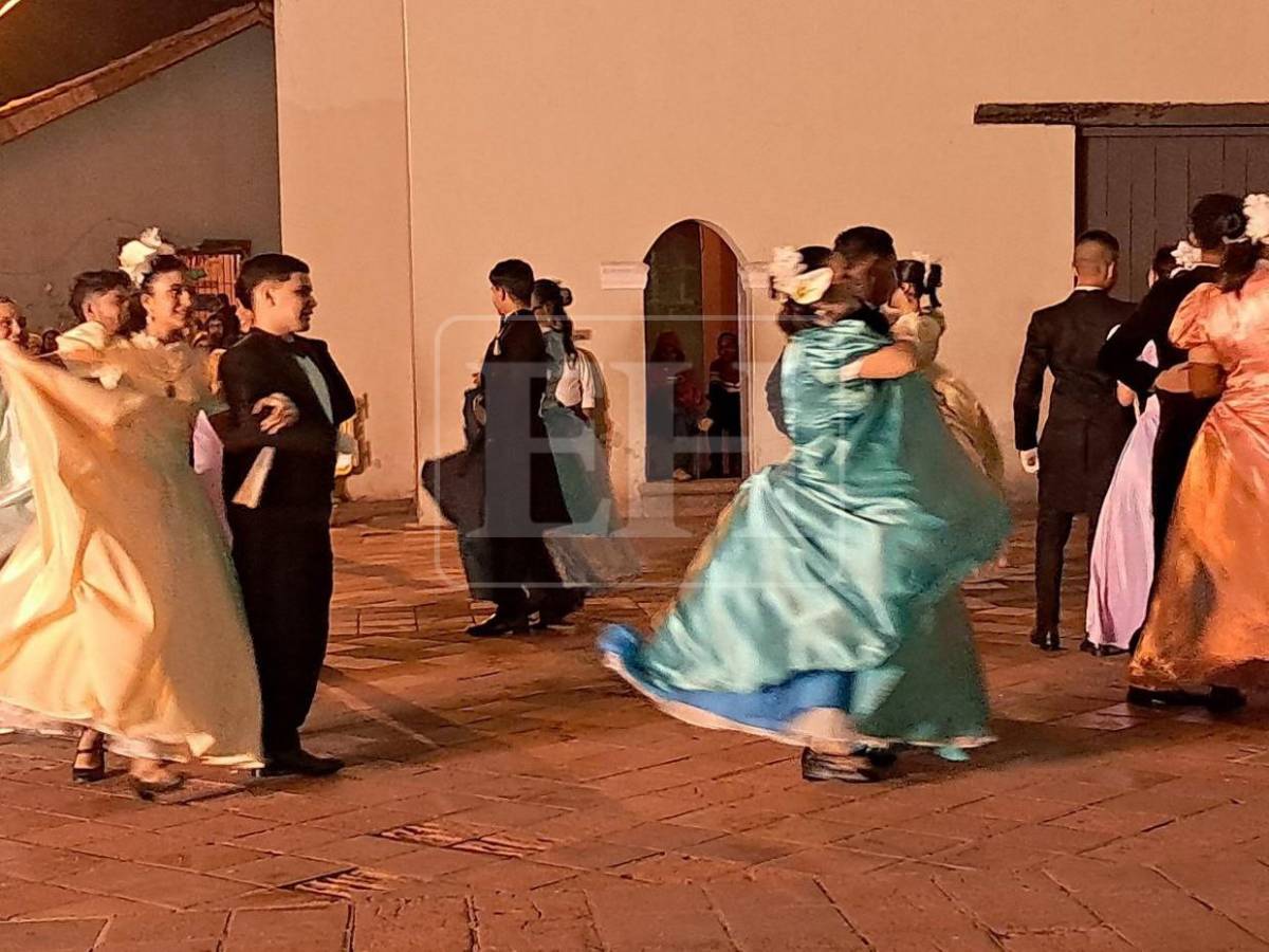 Comayagua recibe 2026 con luces frente a su icónica catedral