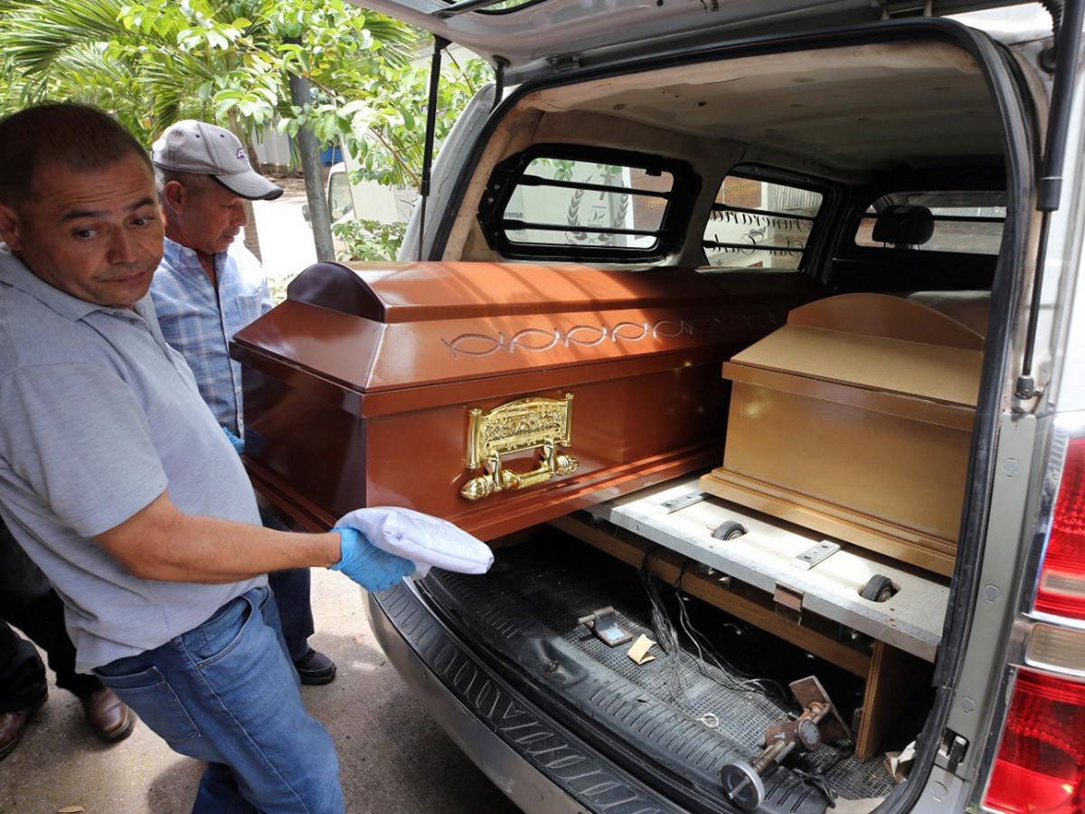 Momento en que familiares reclamaban los cuerpos de la mujer y su vástago fallecidos de forma violenta.