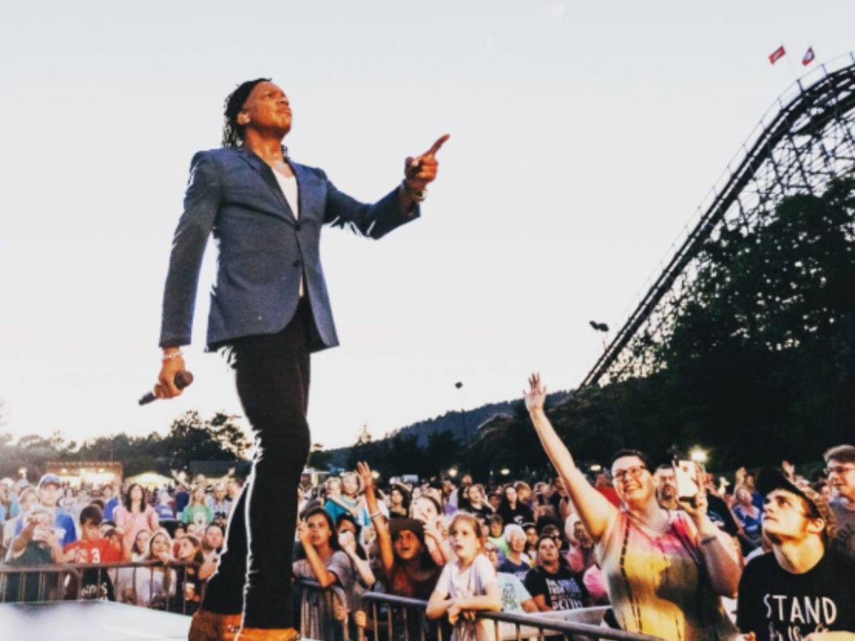 ¿Quién es Michael Tait, el cantante cristiano que admitió doble vida y abusos sexuales?