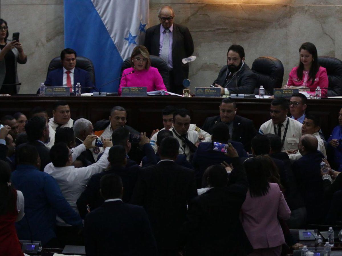 Lanzan botella con agua a Luis Redondo durante sesión en el Congreso Nacional Lanzan botella con agua a Luis Redondo durante sesión en el Congreso Nacional