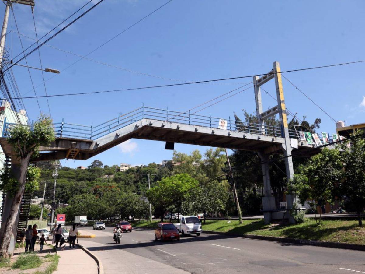 Enormes grietas y deterioro en el puente peatonal del Central y en el Hato de Tegucigalpa