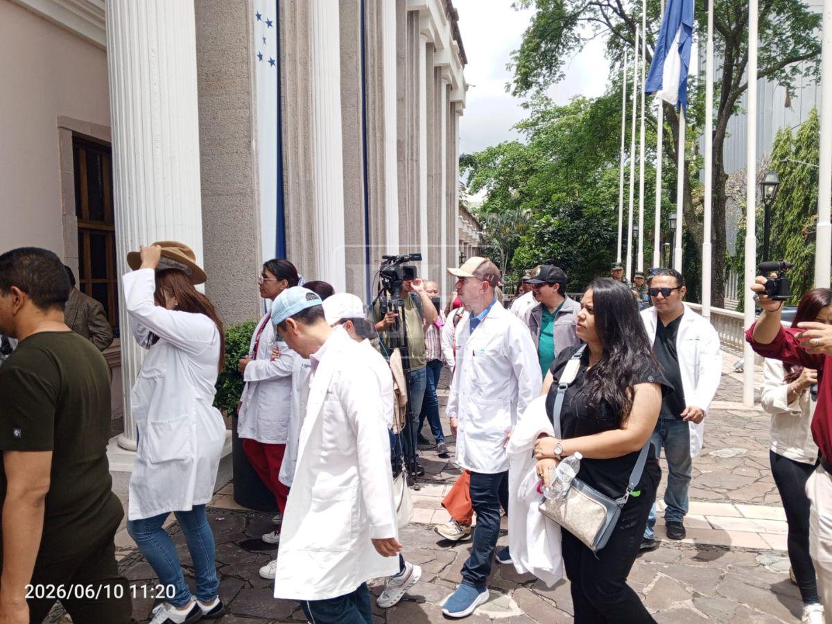 No tenemos miedo: Médicos llegan a Casa Presidencial para exigir respuestas a sus demandas