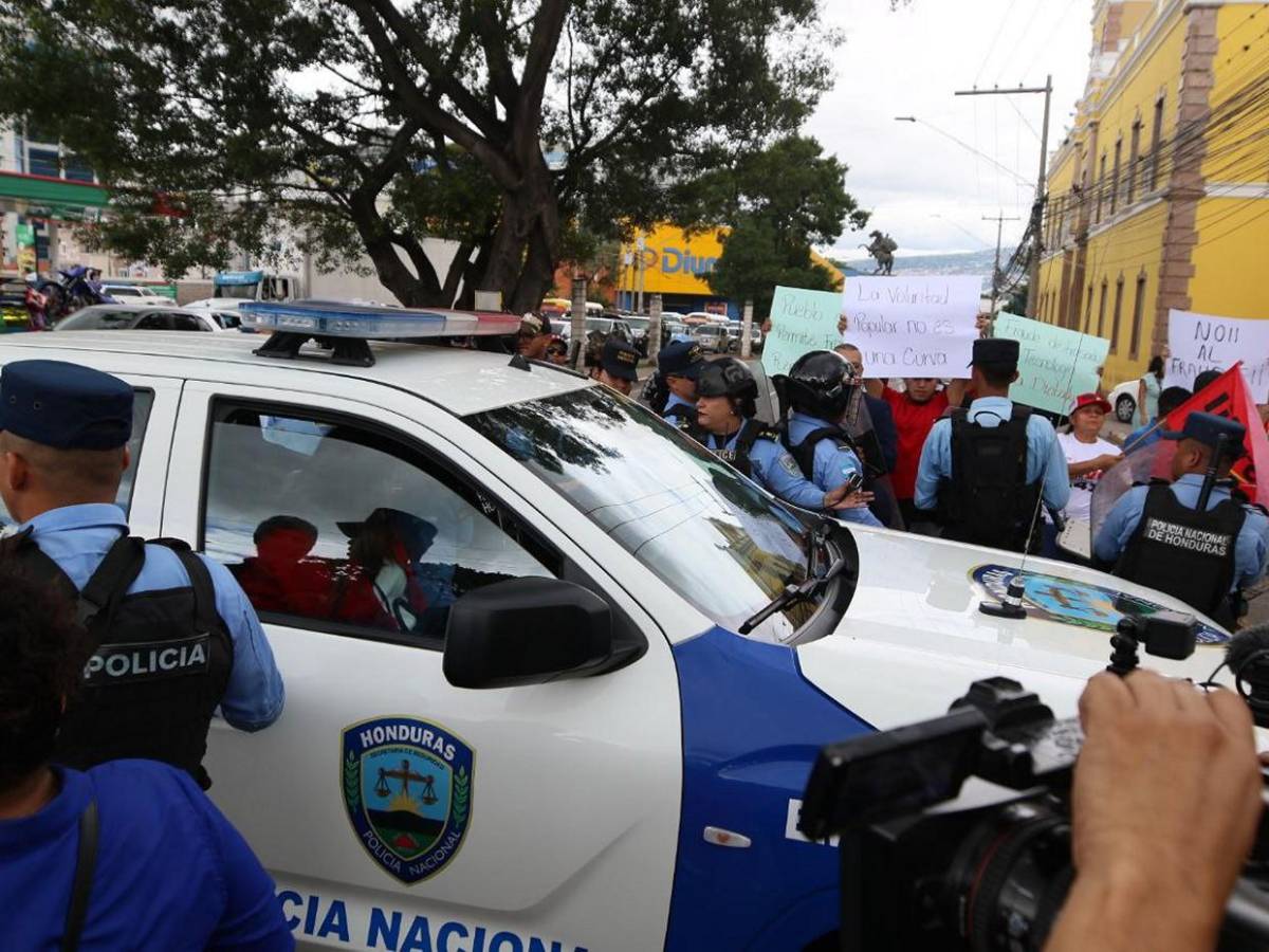 Apoderándose de los portones, colectivos de Libre impiden entrega de ofertas para TREP