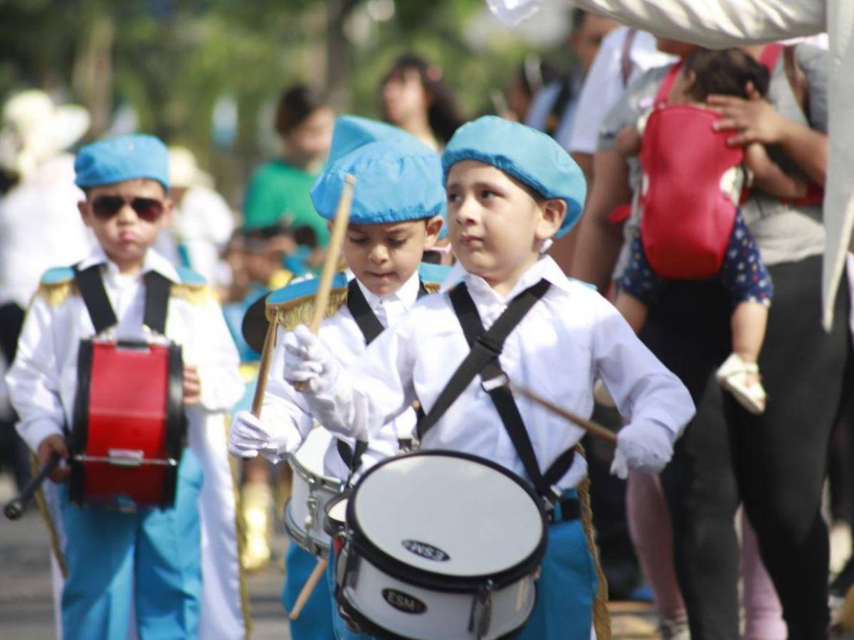 Centros educativos celebraron independencia con música y baile en los desfiles por toda Honduras