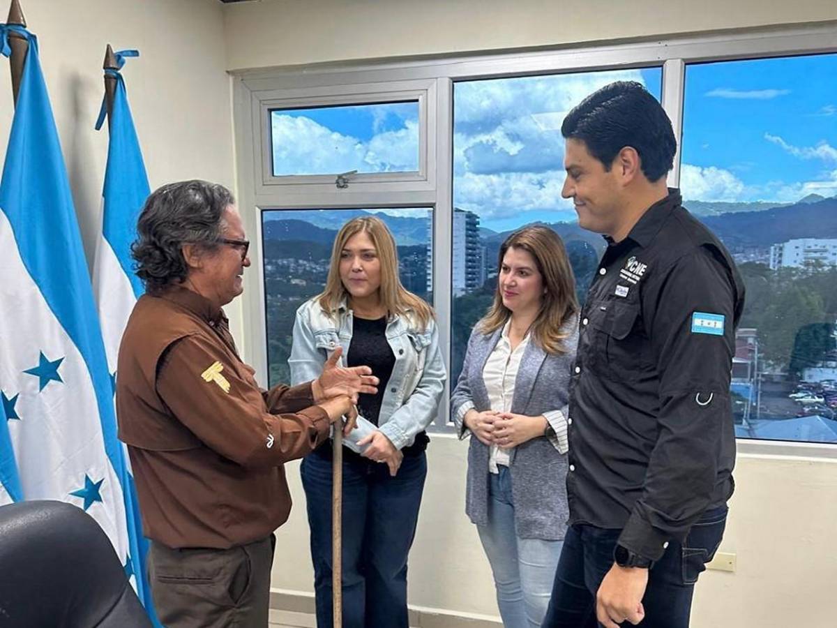 Así fue el abrazo entre consejeros del CNE, tras diálogo con padre Leopoldo Serrano