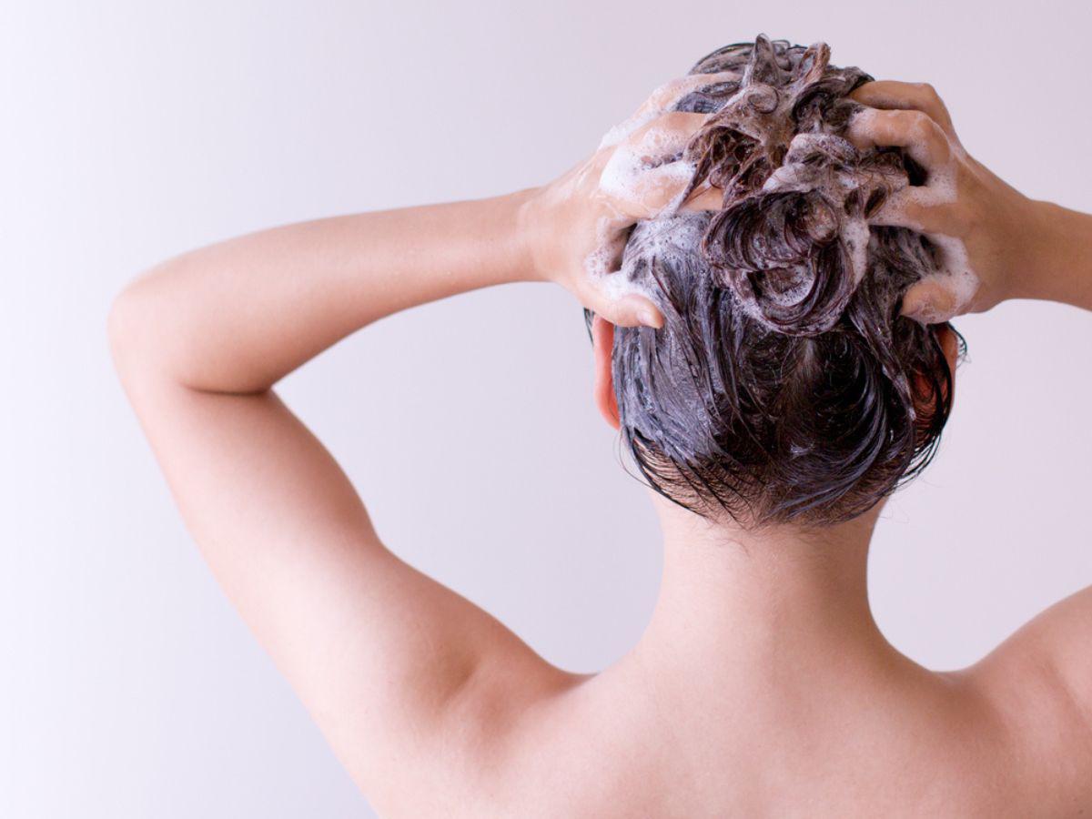 Es aconsejable realizar la exfoliación capilar una vez por semana, en el caso de problemas de cabello graso y cabello seco, es recomendable aplicarlo cada 15 días.