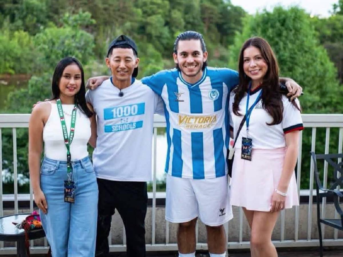 Carlos Espina sorprende a Shin Fujiyama con impresionante regalo: Lo que le dio en pleno Mundial